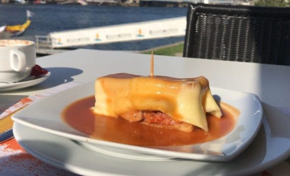 Portugiesische Spezialität Francesinhas in Porto am Jakobsweg Portugal