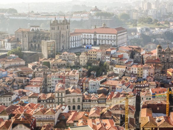Ausblick vom Turm der Igreja dos Clérigos auf die Stadt und die Kathedrale von Porto