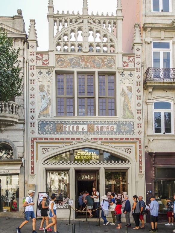 Hausfassade der Buchhandlung Livraria Lello in Porto am Jakobsweg Portugal