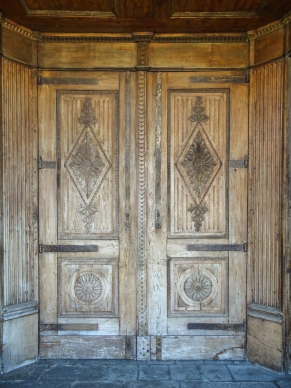 Holztür Kathedrale von Porto am Jakobsweg in Portugal