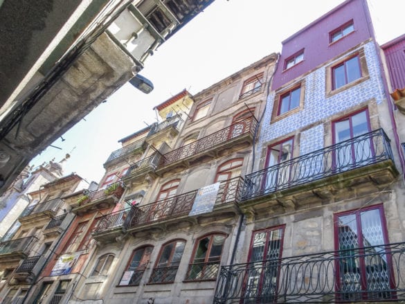 Hausfassade mit blau-weißen Azulejos in Porto am Jakobsweg Portugal