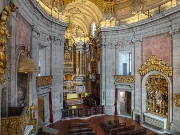 Innenraum Igreja dos Clérigos in Porto am Jakobsweg Portugal