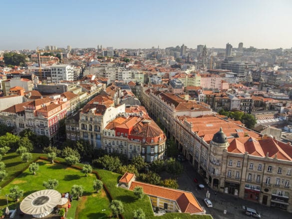 Praça de Lisboa und Livraria Lello vom Turm der Igreja dos Clérigos in Porto am Jakobsweg Portugal
