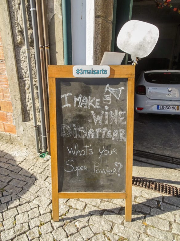 lustiger Aufsteller zum Thema Portwein in Vila Nova de Gaia in Porto