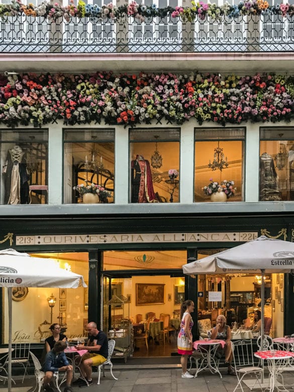 Geschäft an der Rua das Flores in Porto Ribeira