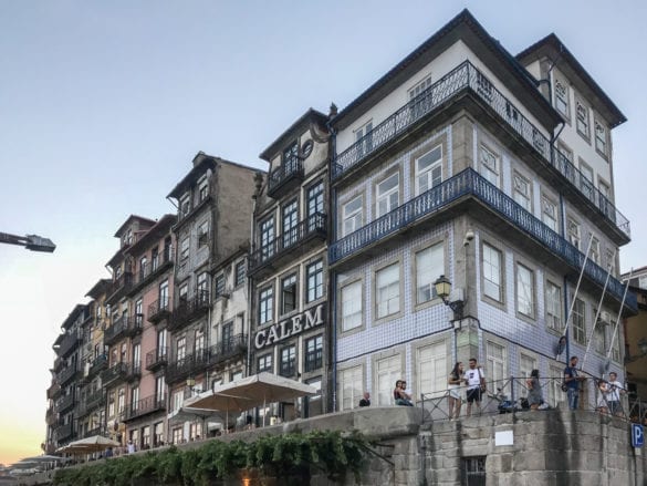 blaue Häuserreihe am Douroufer in Ribeira / Porto am Jakobsweg Portugal