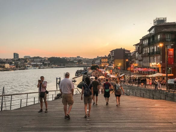 Sonnenuntergang am Douroufer Ribeira in Porto am Jakobsweg Portugal