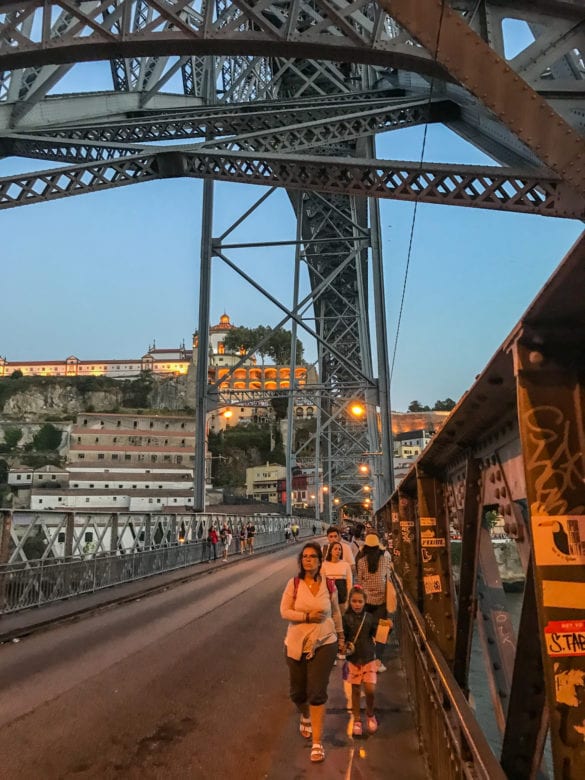 untere Ebene Ponte Dom Luís I am Douro bei Abenddämmerung