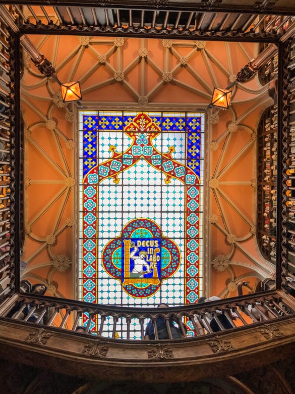 Decke der Buchhandlung Livraria Lello in Porto