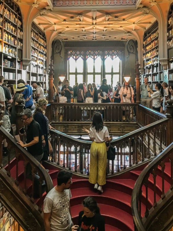 Treppe in der Buchhandlung Livraria Lello in Porto am Jakobsweg Portugal