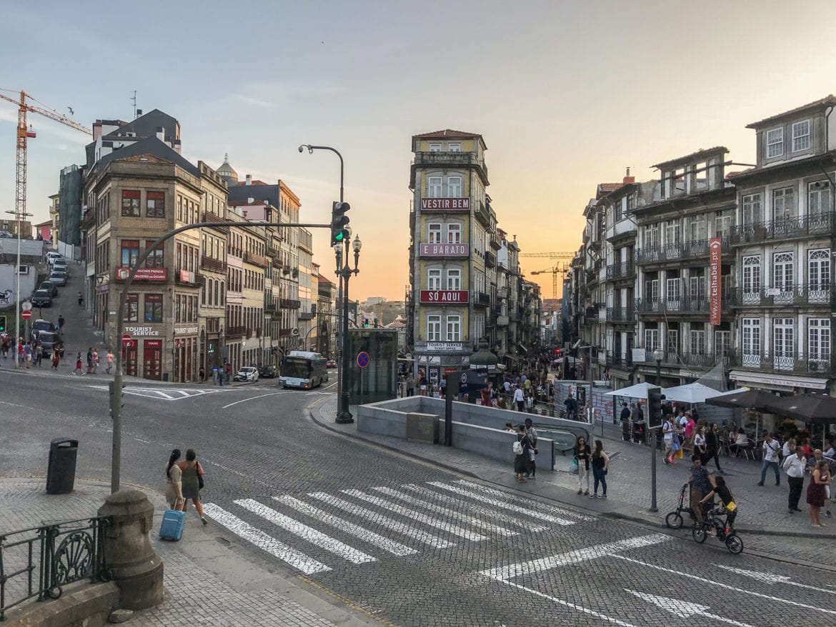 Ausblick vom São Bento Bahnhof auf die Straßenkreuzung in Porto