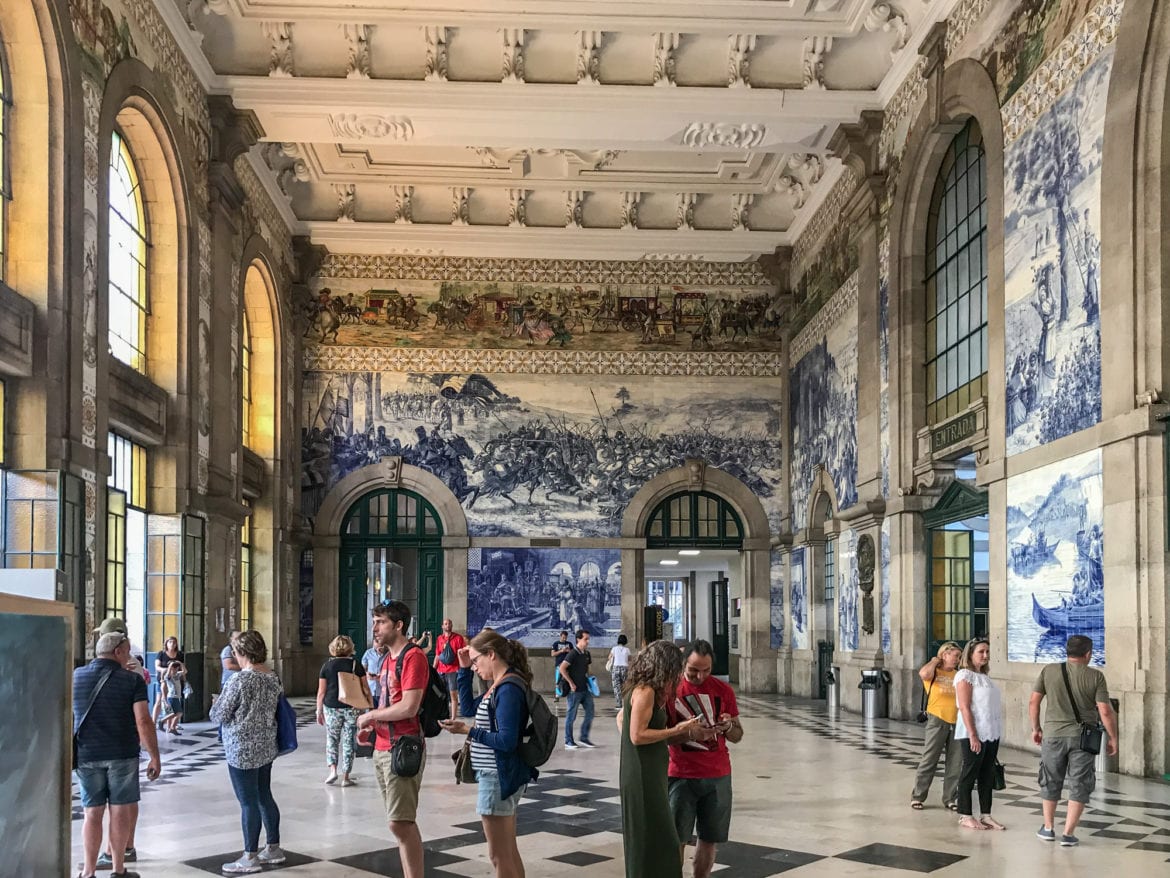 porto jakobsweg-portugal portugal sao-bento bahnhof-porto the-passenger-hostel azulejos