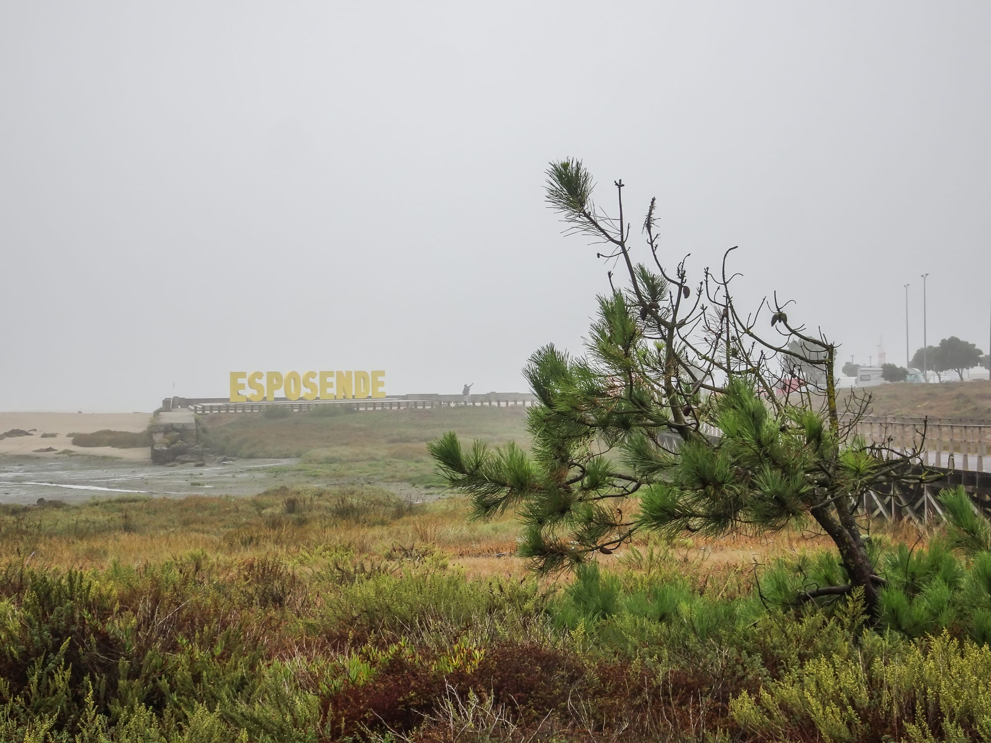 ESPOSENDE Schriftzug von Weitem im Nebel am Jakobsweg Portugal