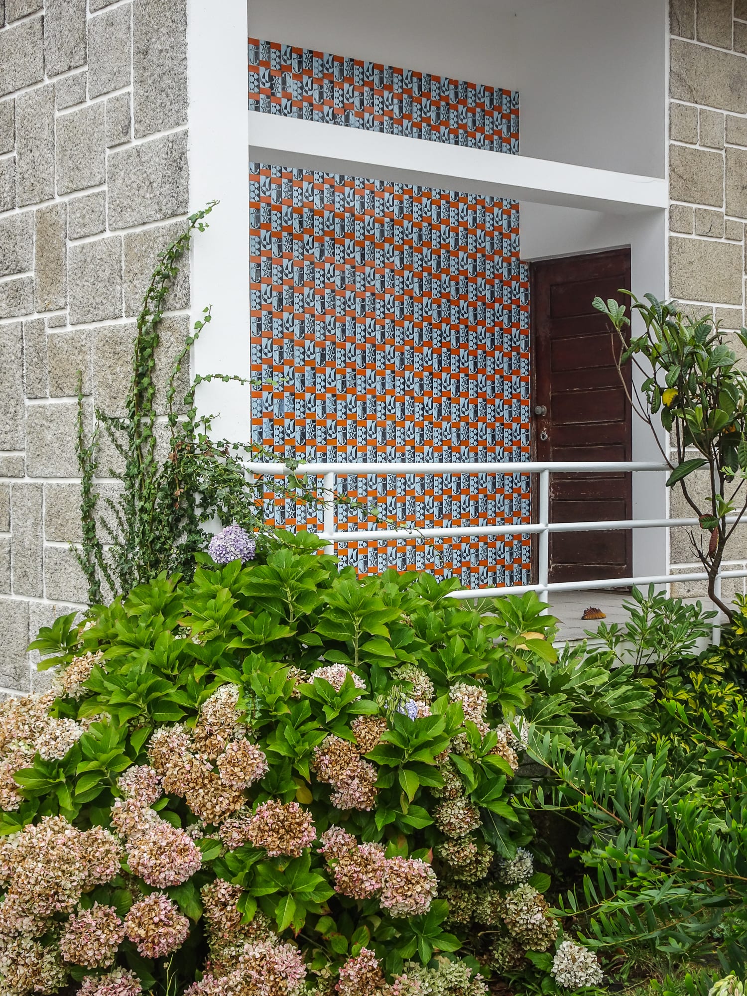 bunte Fliesenfassade am Jakobsweg Portugal