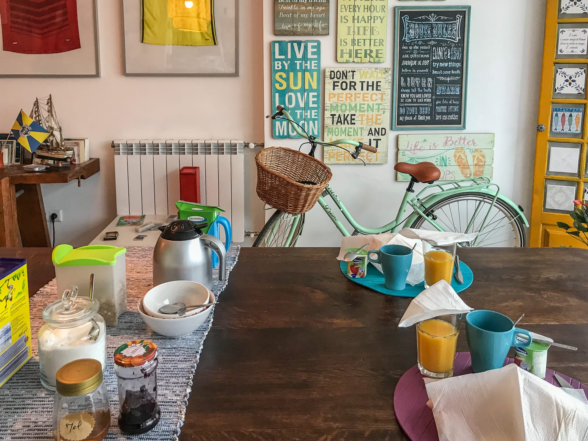 Frühstückstisch im Esposende GuestHouse