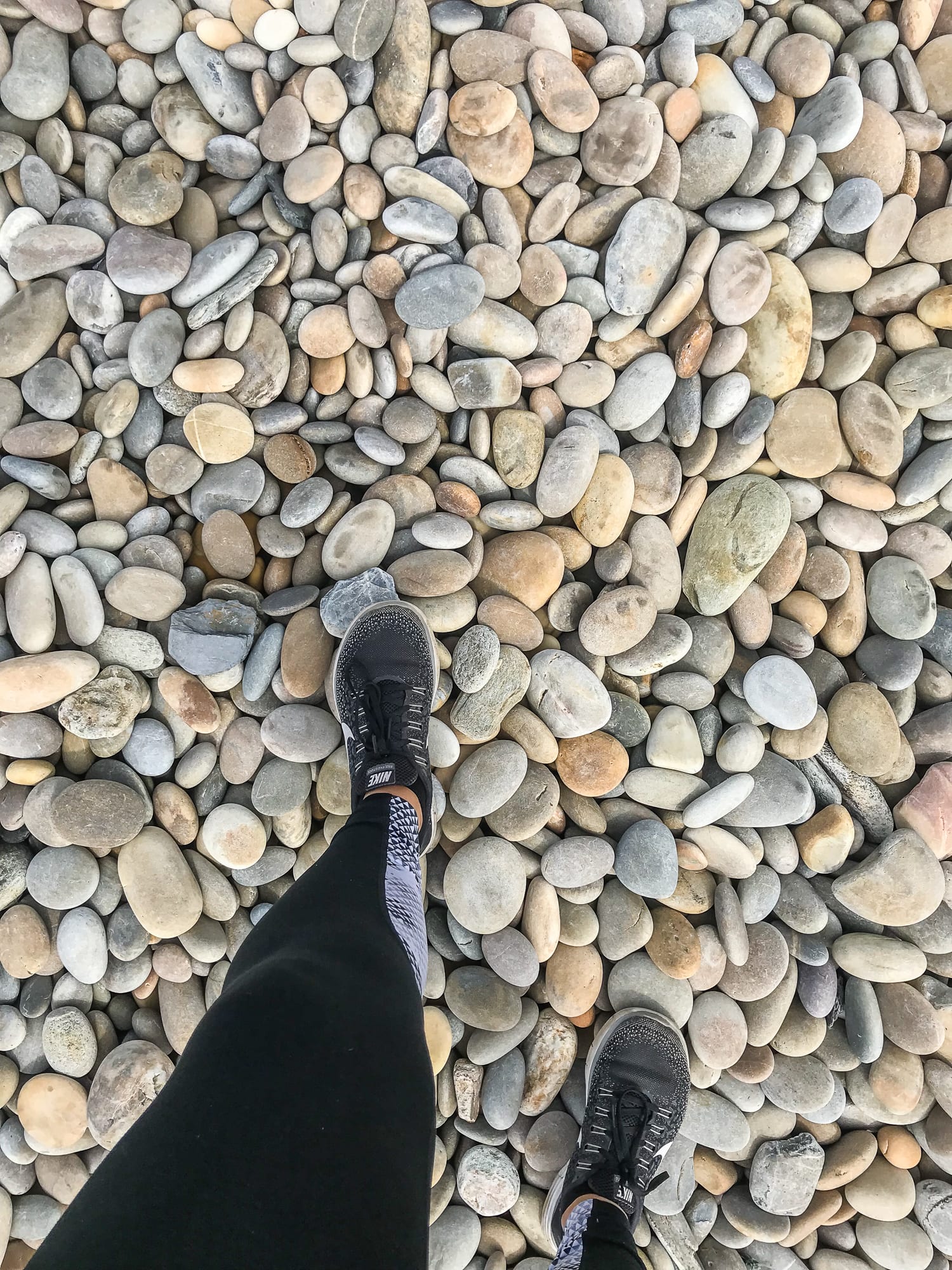Steine am Praia de Rio de Moinhos am Jakobsweg Portugal
