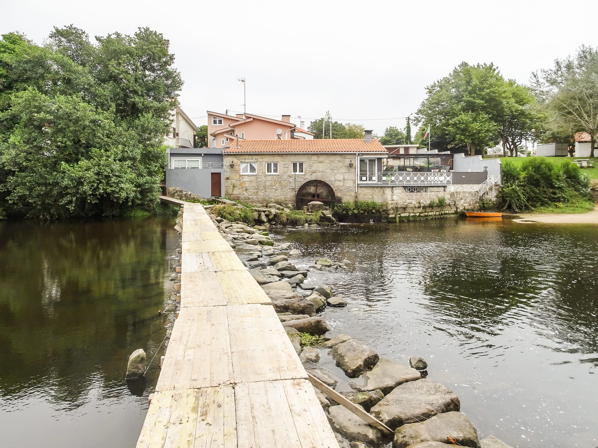provisorische Brücke zur Flussüberquerung in Castelo do Neiva am Jakobsweg Portugal