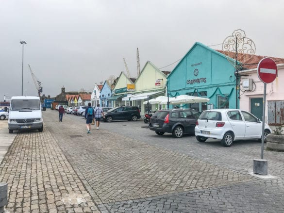 Fischerhäuser mit Restaurants an der R. dos Mareantes in Viana do Castelo am Jakobsweg Portugal