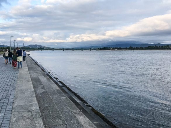 Promenade am Rio Lima mit Blick auf Ponte Eiffel in Viana do Castelo am Jakobsweg Portugal