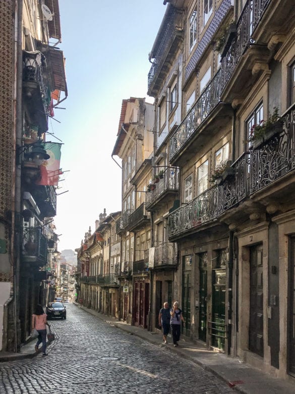 enge Gasse am Morgen in Porto am Jakobsweg Portugal