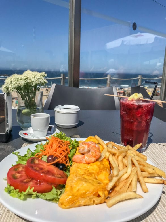 Omlette und Beerenlimondade im Strandrestaurant Xiringuito am Praia do Aterro am Jakobsweg Portugal