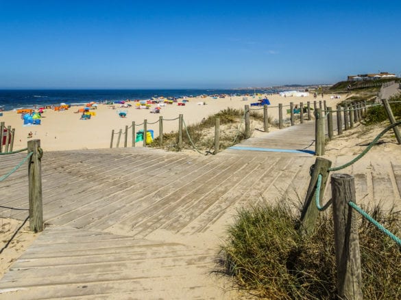 Wegmarkierung am Praia do Aterro am Jakobsweg Portugal