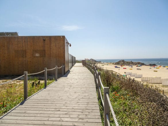 Strandrestaurant Xiringuito am Praia do Aterro am Jakobsweg Portugal