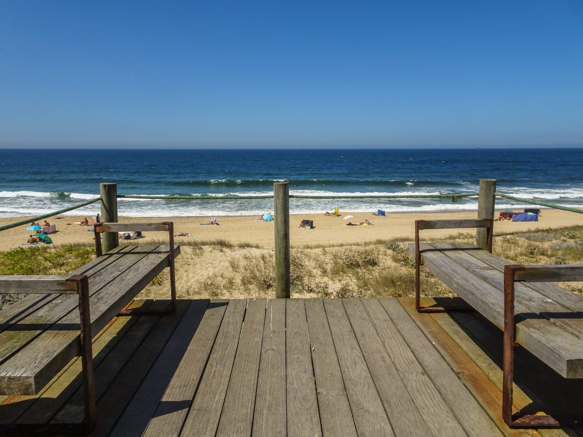 Ausblick und Sitzbänke am Praia do Aterro am Jakobsweg Portugal