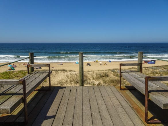 Ausblick und Sitzbänke am Praia do Aterro am Jakobsweg Portugal