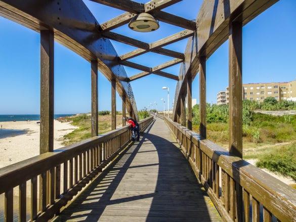 Brücke zwischen Praia de Angeiras Norte und Praia de Labruge in Praia de Angeiras am Jakobsweg Portugal