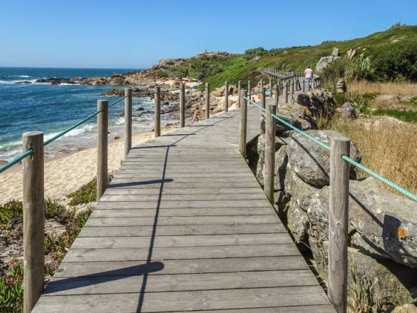 Auf dem Weg zur Erhöhung Vértice Geodésico de São Paio am Jakobsweg Portugal