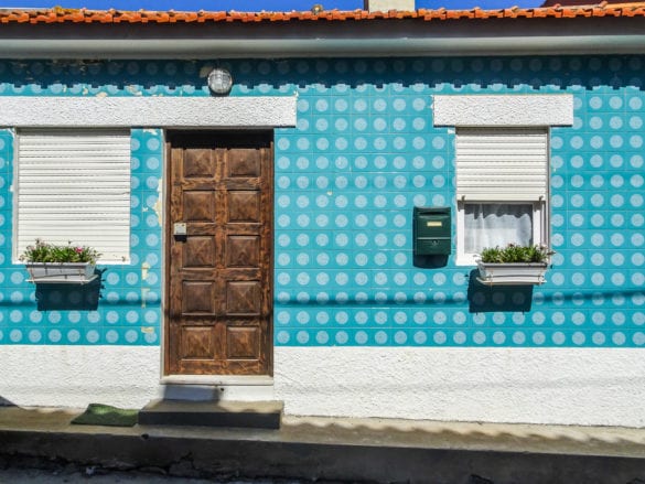türkisfarbene Fliesenfassade in Vila Chã am Jakobsweg