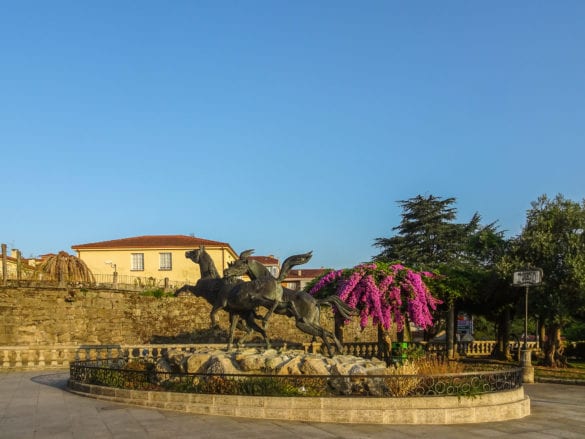 Monumento al Caballo Salvaje am Paseo Gral. Mola in Tui / Glacien am Jakobsweg Portugal