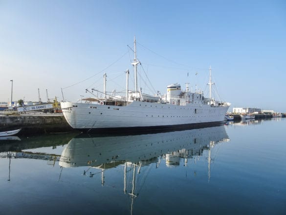 weißes Schiff auf dem Fluss Lima in Viana do Castelo am Jakobsweg Portugal