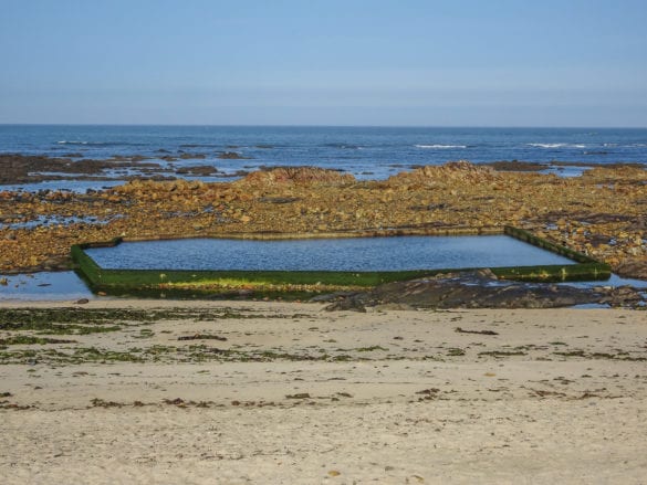 Praia Norte mit Becken in Steinküste in Viana do Castelo am Jakobsweg Portugal