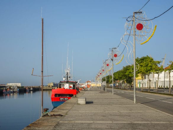 Fischkutter und Promenade am Fluss Lima in Viana do Castelo am Jakobsweg Portugal