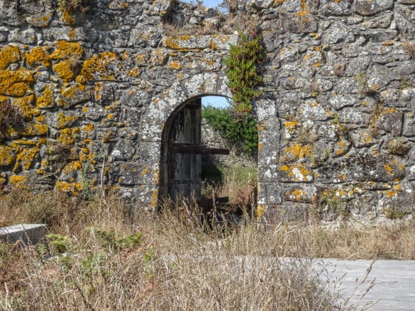 Steintor des Monuments Forte de Paçô am Jakobsweg Portugal
