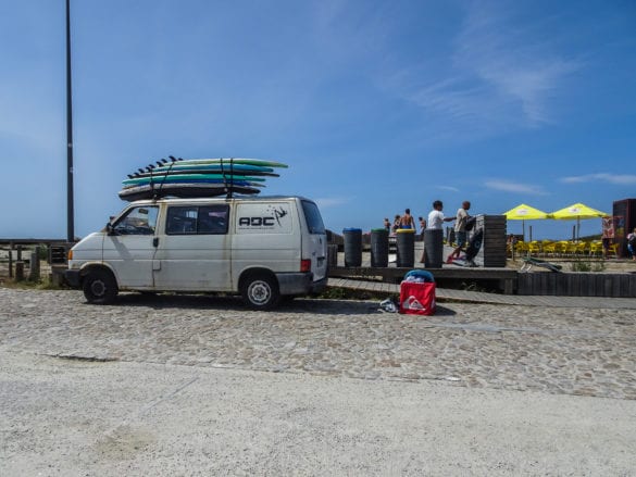 Surfer Van am Praia de Afife am Jakobsweg Portugal