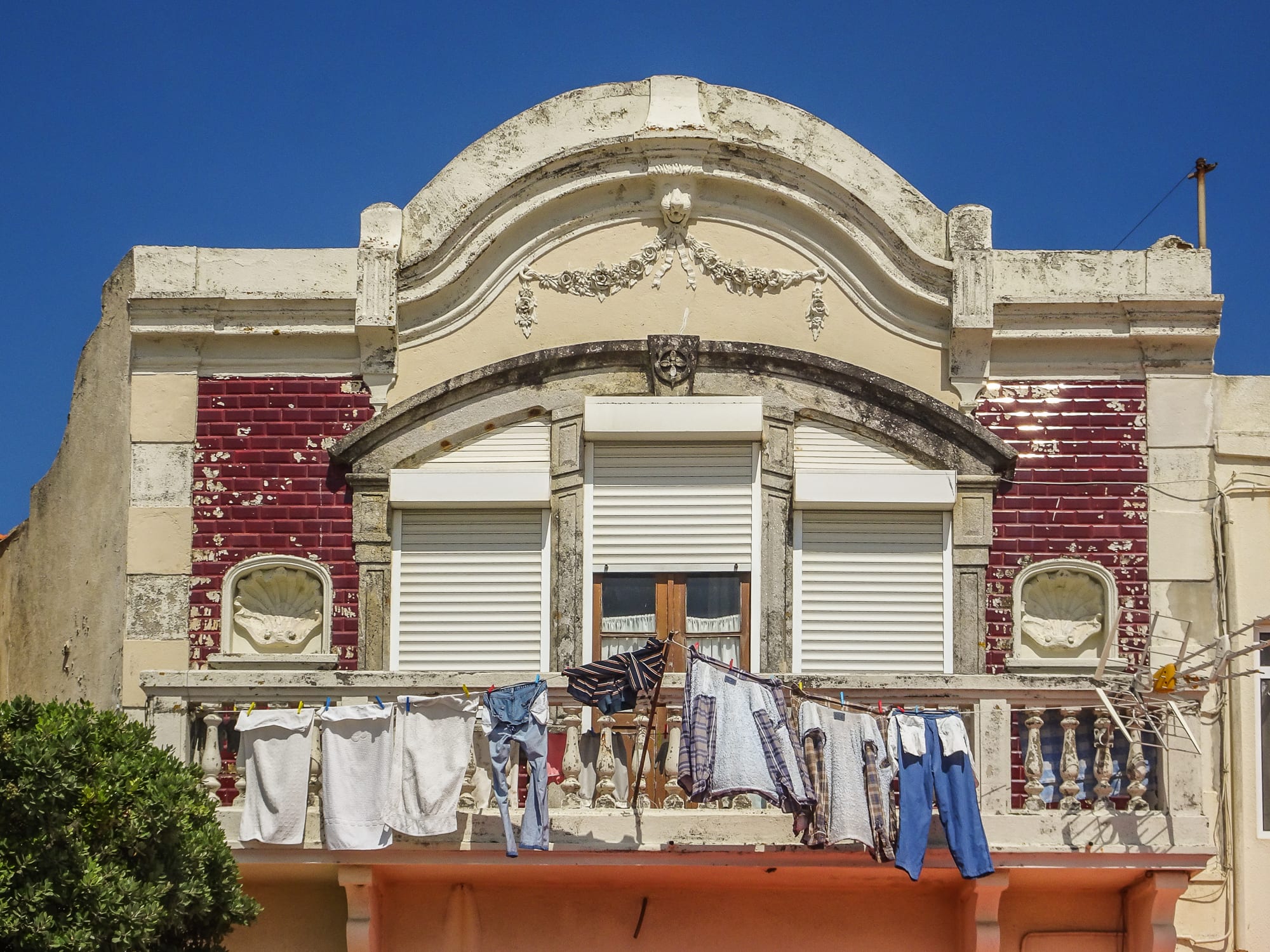 portugiesisches Haus mit Wäscheleine in Vila Praia de Áncora