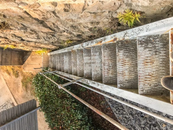rostige, schmale, steile Treppe zur unteren Ebene der Brücke