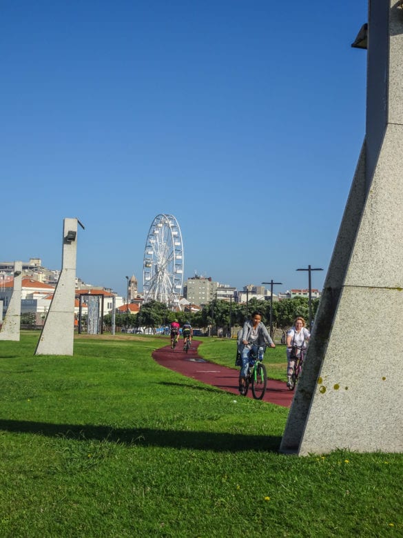 Fahrradweg im Park in Póvoa de Varzim am Jakobsweg Portugal