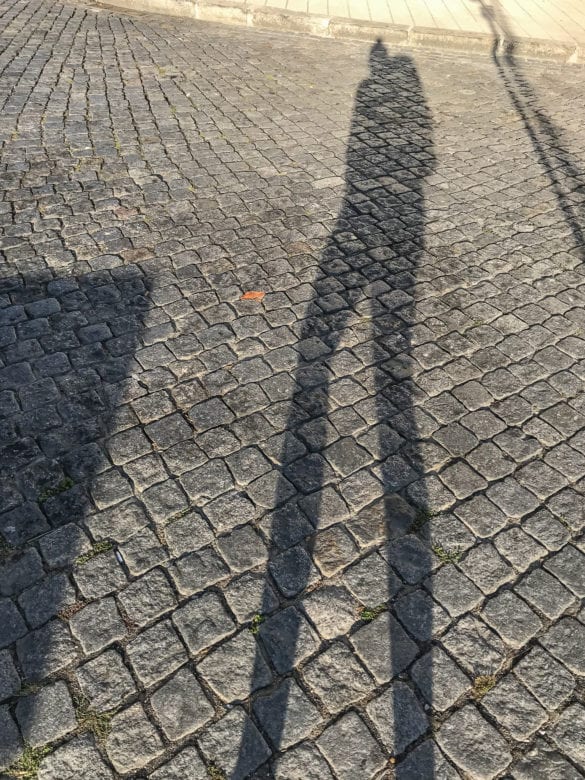 Schatten fancyfrency auf Kopfsteinpflaster in Vila do Conde am Jakobsweg Portugal