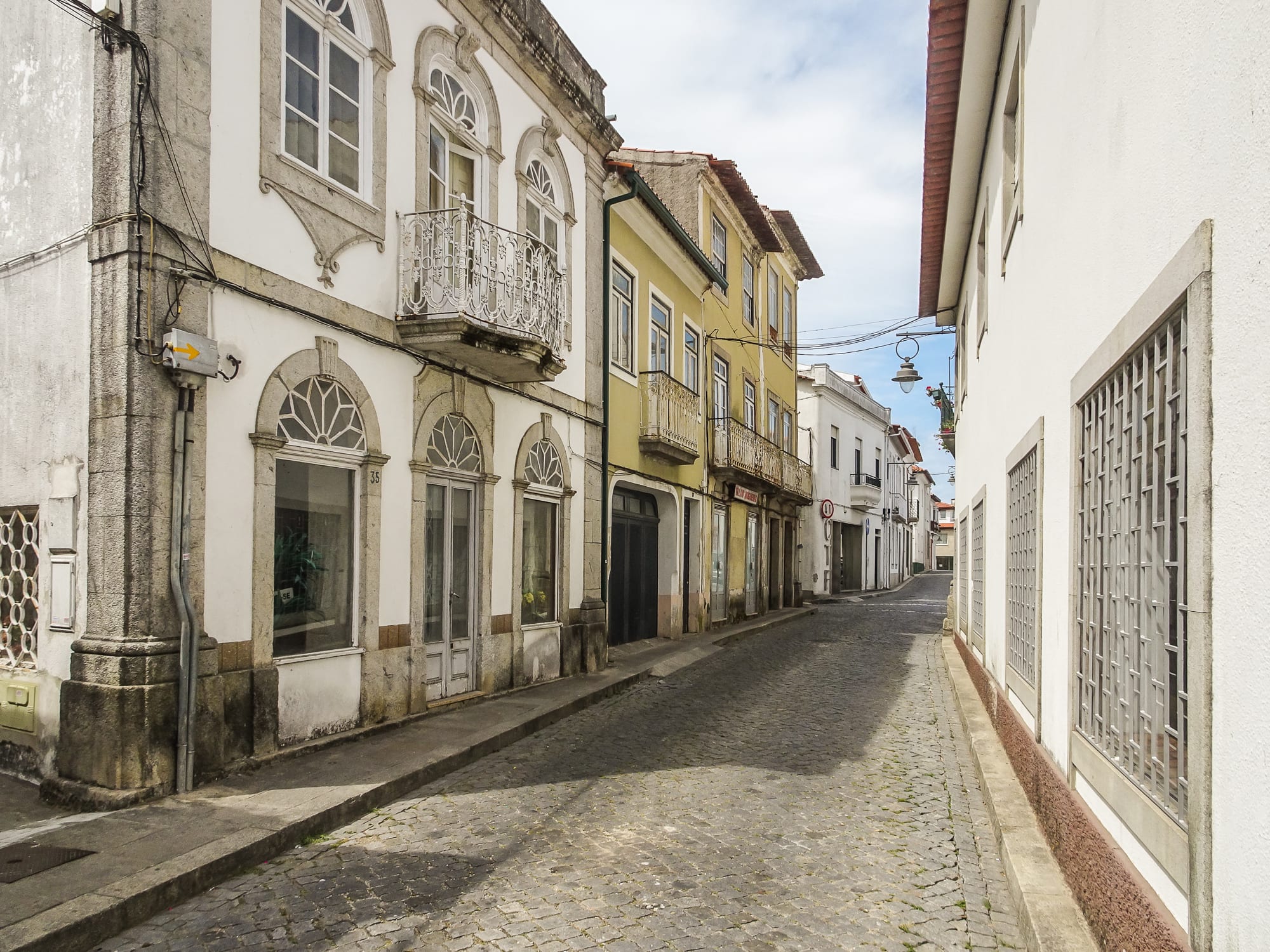 Gasse in Fão am Jakobsweg Portugal
