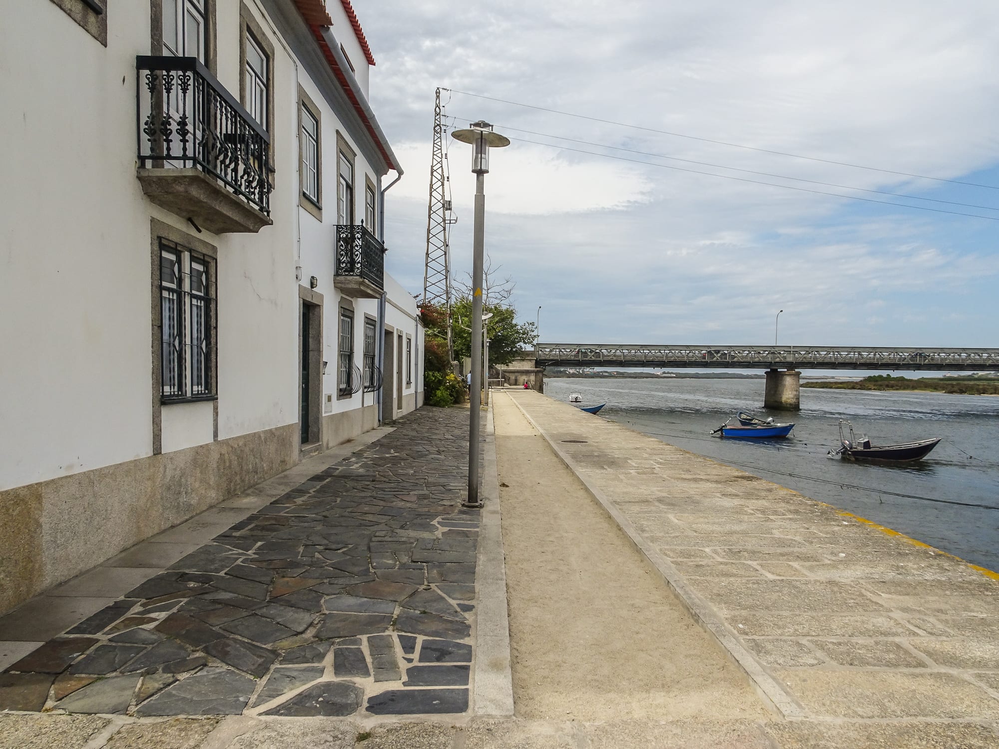 R. do Cais am Fluss Cávado am Jakobsweg Portugal