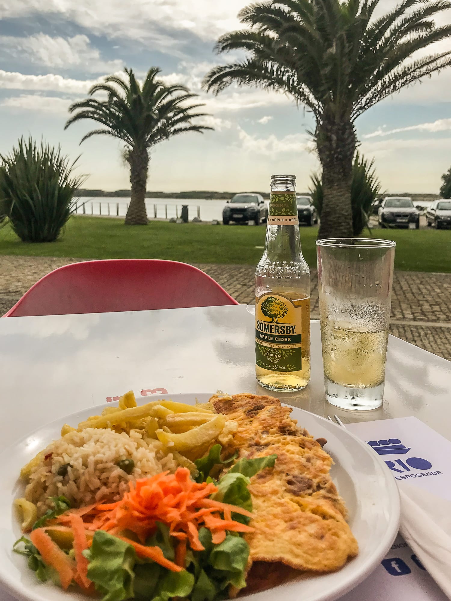 Essen und Getränk in der Pé No Rio Bar am Flussufer des Cávado in Esposende am Jakobsweg Portugal